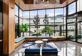 Spacious City Escape With Pool, Gym & Free Parking