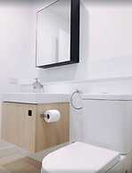Spacious City Escape With Pool, Gym & Free Parking