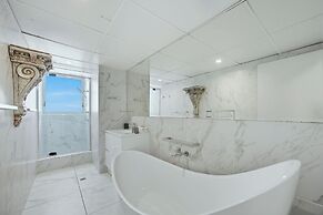 Oceanfront Serenity At Main Beach