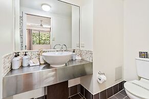 Palm Cove Studio Pools Spa Bar