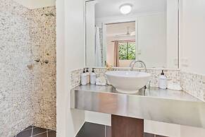 Palm Cove Studio Pools Spa Bar