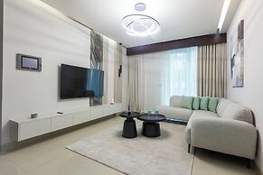 Stylish 2BR Business Bay Pool Access