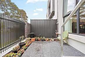 Fully Gated! Walk to Bus, Train & Box Hill High!