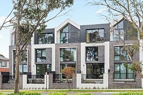 Fully Gated! Walk to Bus, Train & Box Hill High!