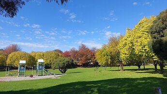 Fully Gated! Walk to Bus, Train & Box Hill High!