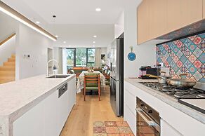 Fully Gated! Walk to Bus, Train & Box Hill High!