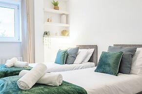 Modern 2BR Apartment with Water Views