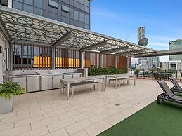 Stylish Apartment With Rooftop, BBQ & Spa Access