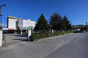Hotel Familja