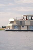 Zambezi Queen by Mantis
