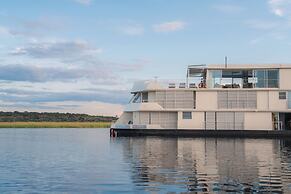 Zambezi Queen by Mantis