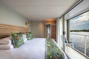 Zambezi Queen by Mantis