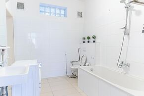 Simple 2 Bedroom Apartment with WiFi