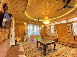 The Apollo 11 Heritage Luxury Houseboat