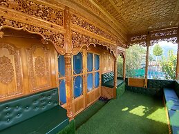 The Apollo 11 Heritage Luxury Houseboat