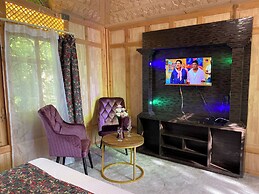 The Apollo 11 Heritage Luxury Houseboat