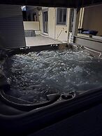 Apartment - Sleeps 4 - Hot Tub, Pet-friendly