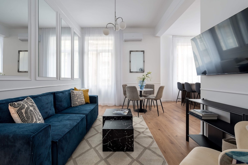 Contemporary Aparthotel 2BR Flats