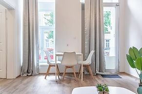 Lovely Apartment Steps from Schonbrunn