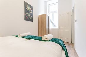 Lovely Apartment Steps from Schonbrunn