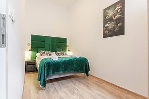 Lovely Apartment Steps from Schonbrunn