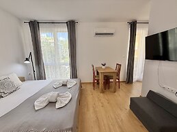 Menada Aphrodite Green Apartments