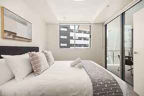 Chic West End Stay With Gym & Pool Access
