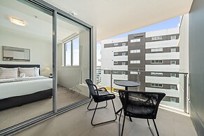 Chic West End Stay With Gym & Pool Access