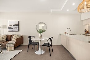 Chic West End Stay With Gym & Pool Access