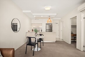 Chic West End Stay With Gym & Pool Access