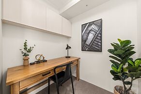 Chic West End Stay With Gym & Pool Access