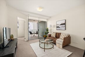 Chic West End Stay With Gym & Pool Access