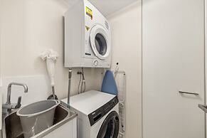 Chic West End Stay With Gym & Pool Access