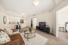 Chic West End Stay With Gym & Pool Access