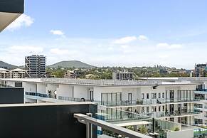 Chic West End Stay With Gym & Pool Access