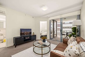 Chic West End Stay With Gym & Pool Access