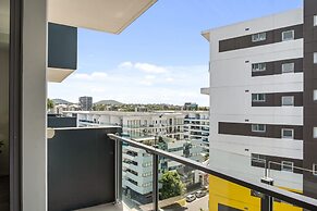 Chic West End Stay With Gym & Pool Access