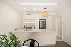 Chic West End Stay With Gym & Pool Access