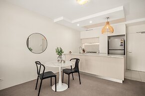 Chic West End Stay With Gym & Pool Access