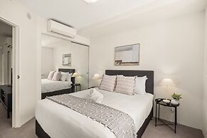 Chic West End Stay With Gym & Pool Access