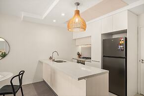Chic West End Stay With Gym & Pool Access