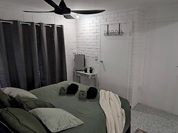 Peaceful, Modern, Lowtoxic, B'fast Included