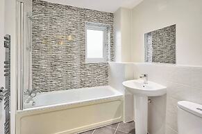 Charming 3-bedroom House in Corby With Garden View
