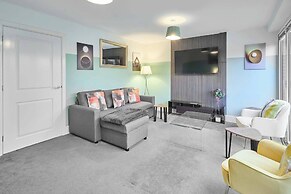 Charming 3-bedroom House in Corby With Garden View