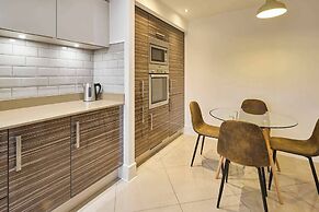 Charming 3-bedroom House in Corby With Garden View