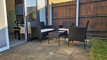 Charming 3-bedroom House in Corby With Garden View