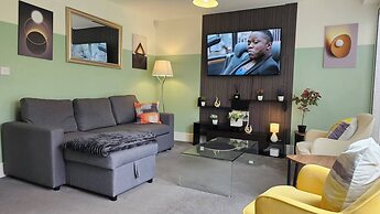 Charming 3-bedroom House in Corby With Garden View