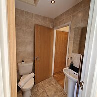 2-Bedroom with Free Parking in Coventry