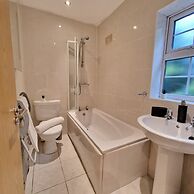 2-Bedroom with Free Parking in Coventry
