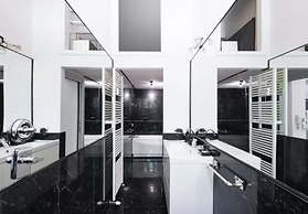 Acquileia - Stylish Loft Steps From Corso Magenta